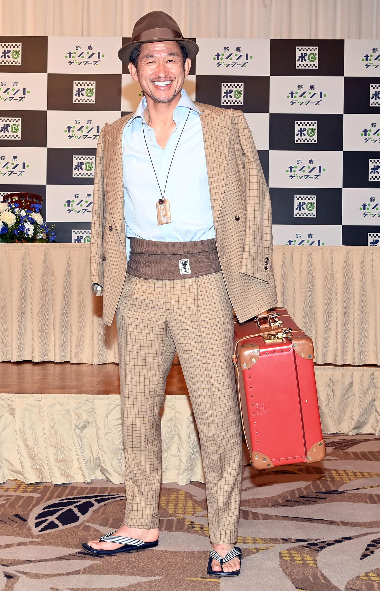 この日55歳の誕生日を迎えたJFL鈴鹿カズは会見場に「フーテンのカズさん」に扮して登場した（撮影・たえ見朱実）