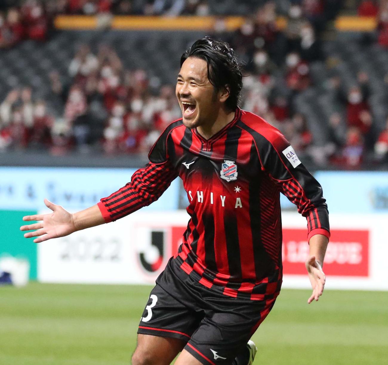 前半　シュートを決め喜ぶ札幌FW興梠（撮影・黒川智章）