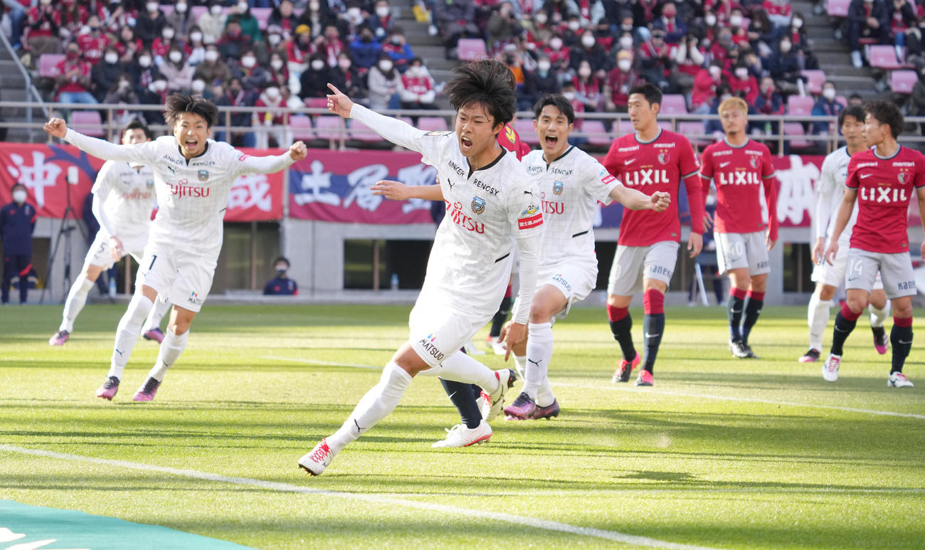 鹿島対川崎F、前半、川崎F佐々木（中央）はチーム2点目のゴールを奪う（撮影・小沢裕）