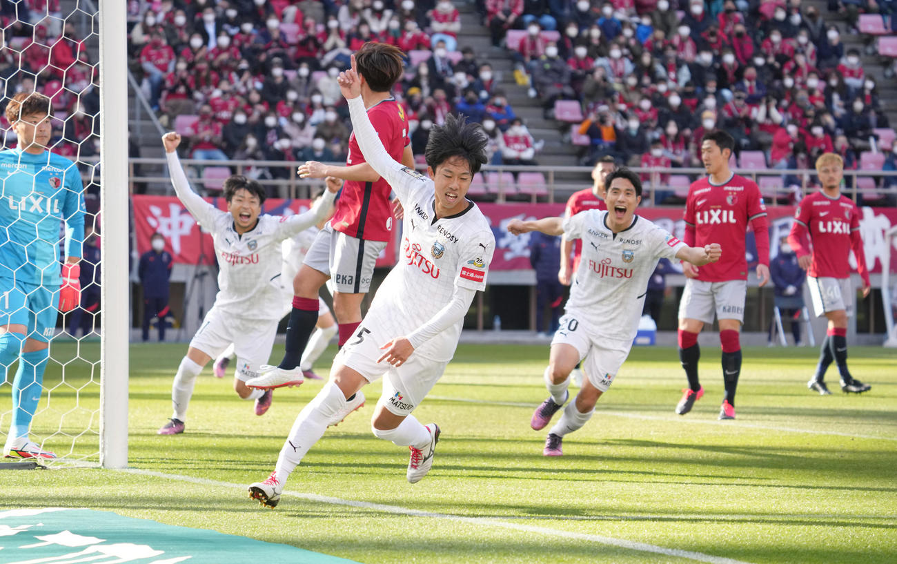 鹿島対川崎F、前半、川崎F佐々木（中央）はチーム2点目のゴールを奪う（撮影・小沢裕）