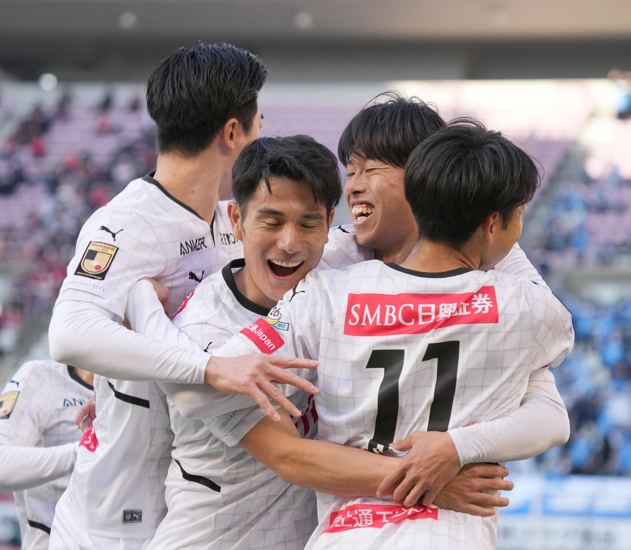 鹿島対川崎F、前半、川崎F佐々木（左から3人目）はチーム2点目のゴールを奪いイレブンの祝福を受ける（撮影・小沢裕）