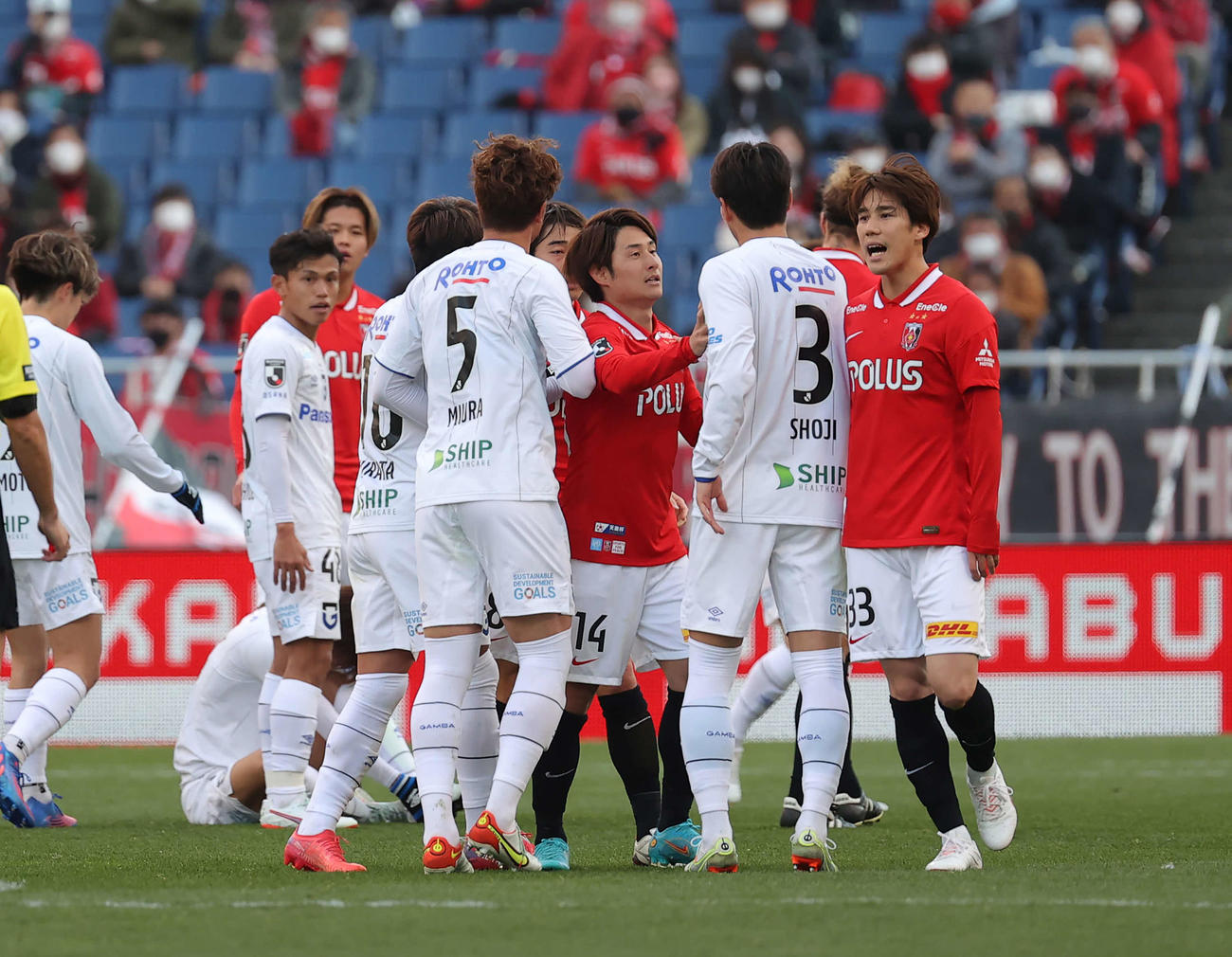 浦和対G大阪　後半、判定を巡ってもみ合う両チームの選手たち。中央は浦和小泉、右は江坂（撮影・河野匠）