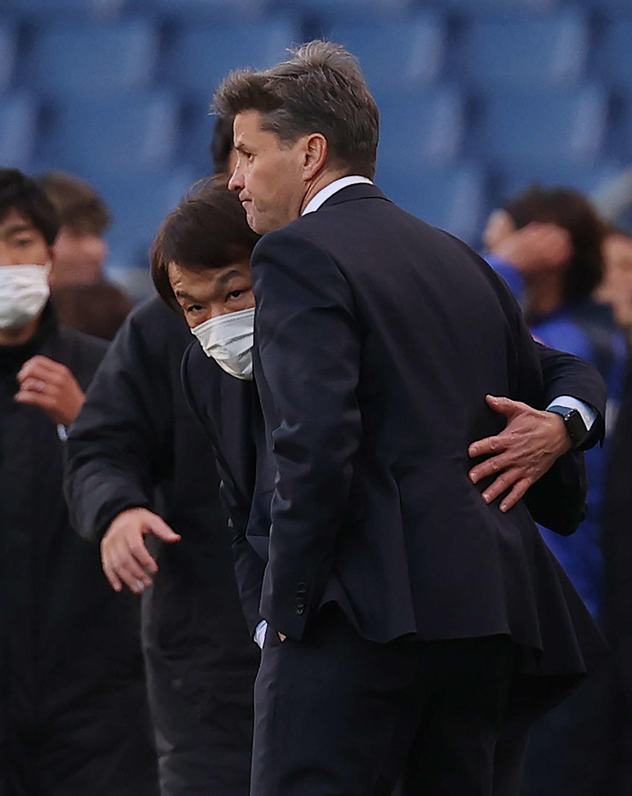 浦和対G大阪　試合後、健闘をたたえ合う浦和ロドリゲス監督（手前）とG大阪片野坂監督（撮影・河野匠）