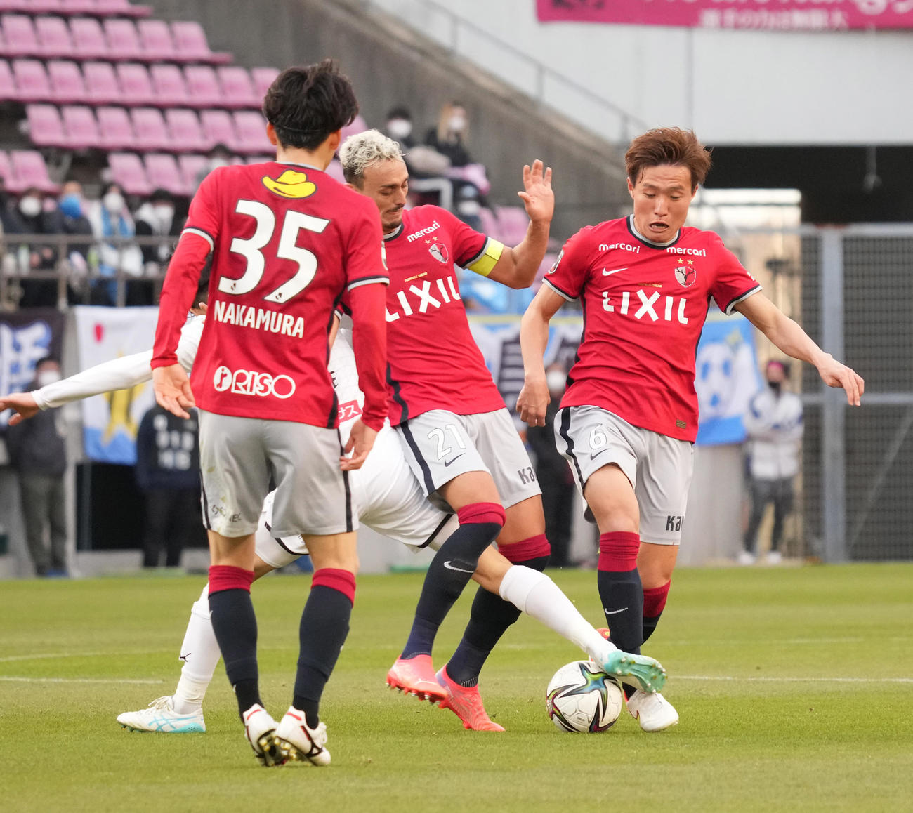 鹿島対川崎F、後半、鹿島ディエゴ・ピトゥカ（中央）は川崎F山根にボールを奪われる。右は鹿島三竿（撮影・小沢裕）