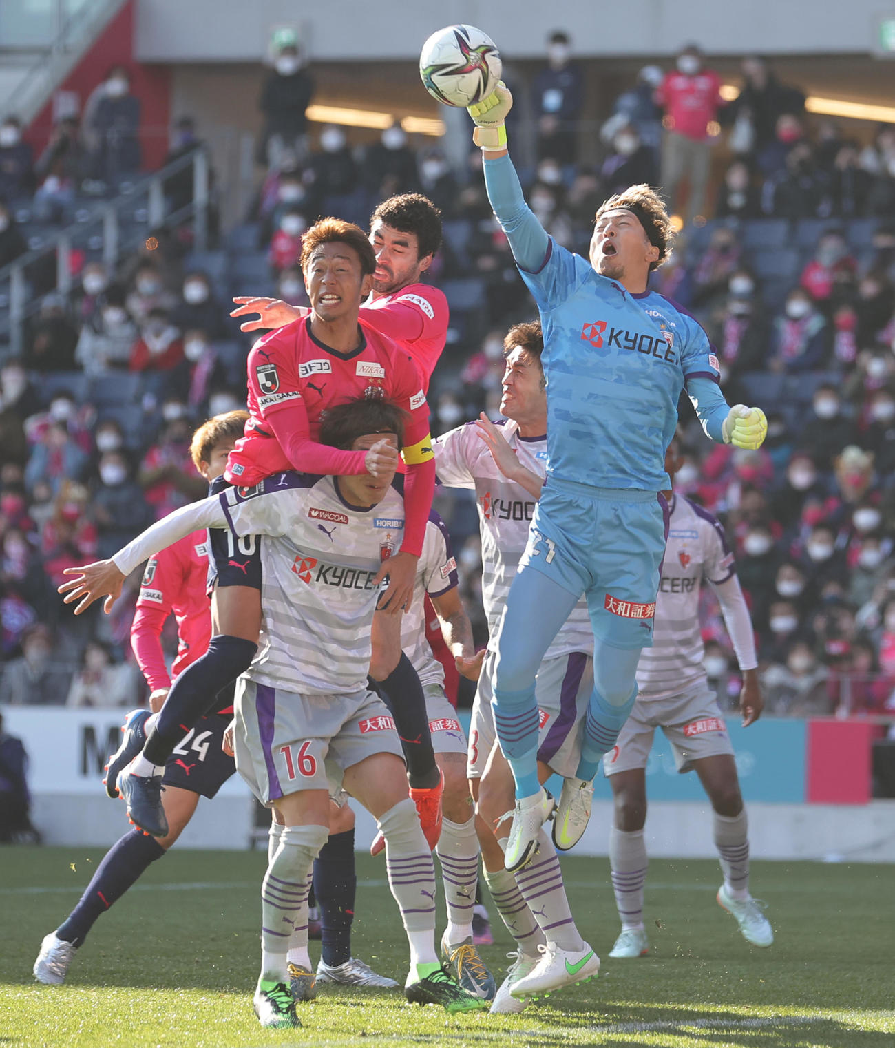 C大阪対京都　後半、クロスに飛び込むC大阪清武（左から2人目）と京都GK上福元（右）（撮影・上山淳一）