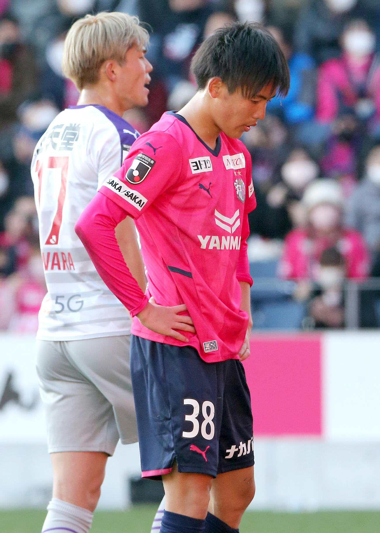 C大阪対京都　後半、C大阪北野颯太（手前）はシュートを放つも外れ、がっくりする（撮影・上山淳一）