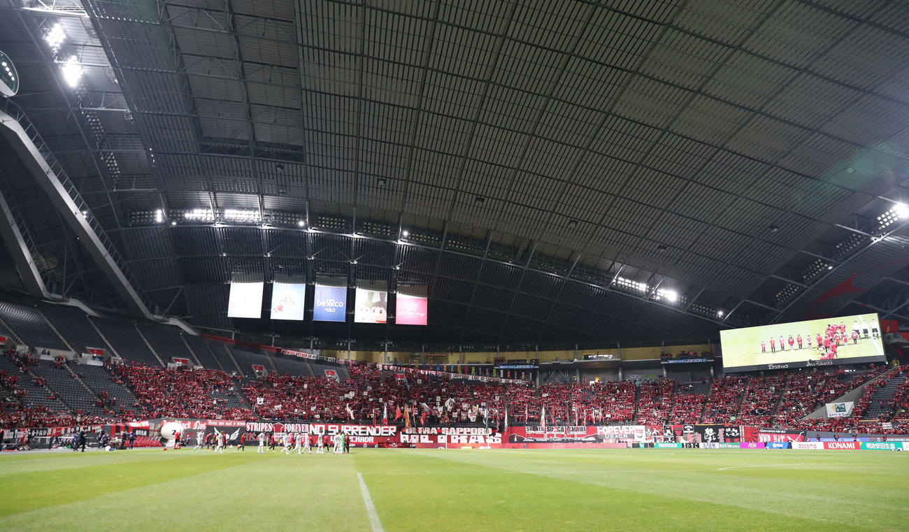 札幌対広島　ホーム開幕戦に大勢のサポーターも駆けつけた（撮影・黒川智章）