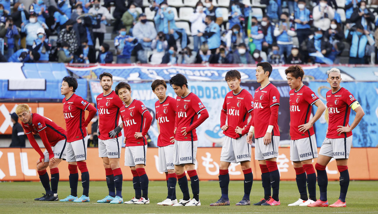 川崎に敗れ、肩を落とす鹿島イレブン（共同）