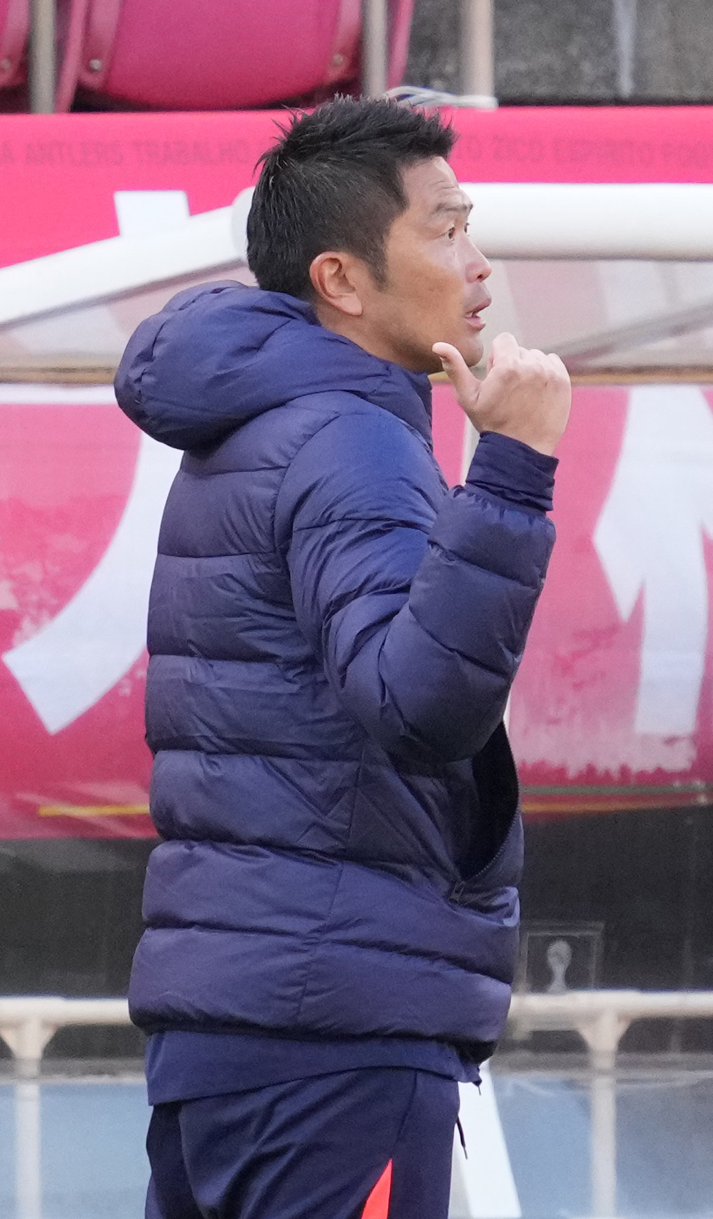 鹿島対川崎F、後半、イレブンに指示を出す鹿島岩政監督（撮影・小沢裕）
