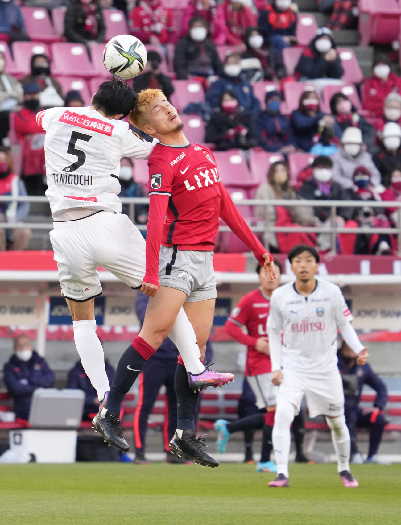 鹿島対川崎F、後半、ゴール前の浮き球を川崎F谷口（左）にクリアされる鹿島FW鈴木（撮影・小沢裕）