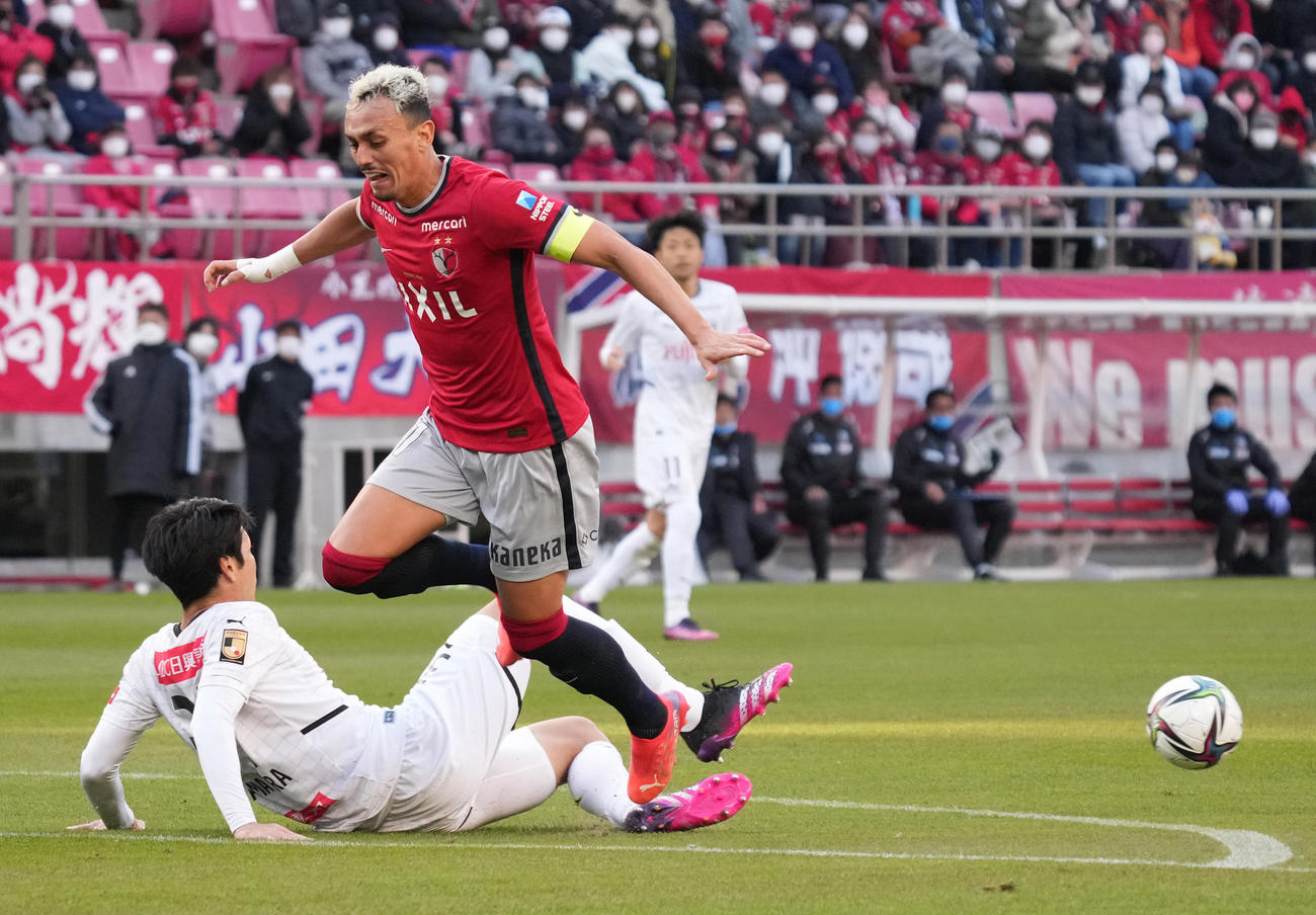 鹿島対川崎F、後半、鹿島ディエゴ・ピトゥカは川崎F山村にボールを奪われる（撮影・小沢裕）