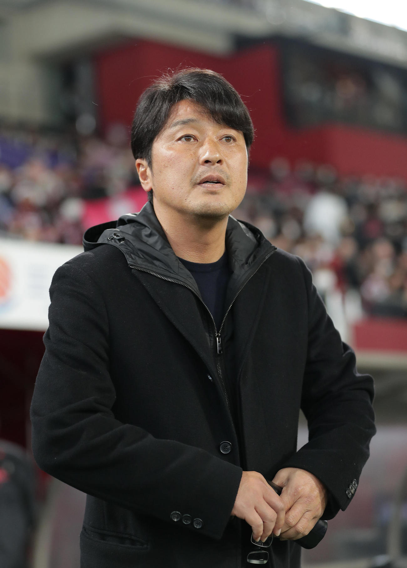 神戸対福岡　試合前、ピッチを見つめる神戸三浦監督（撮影・前田充）