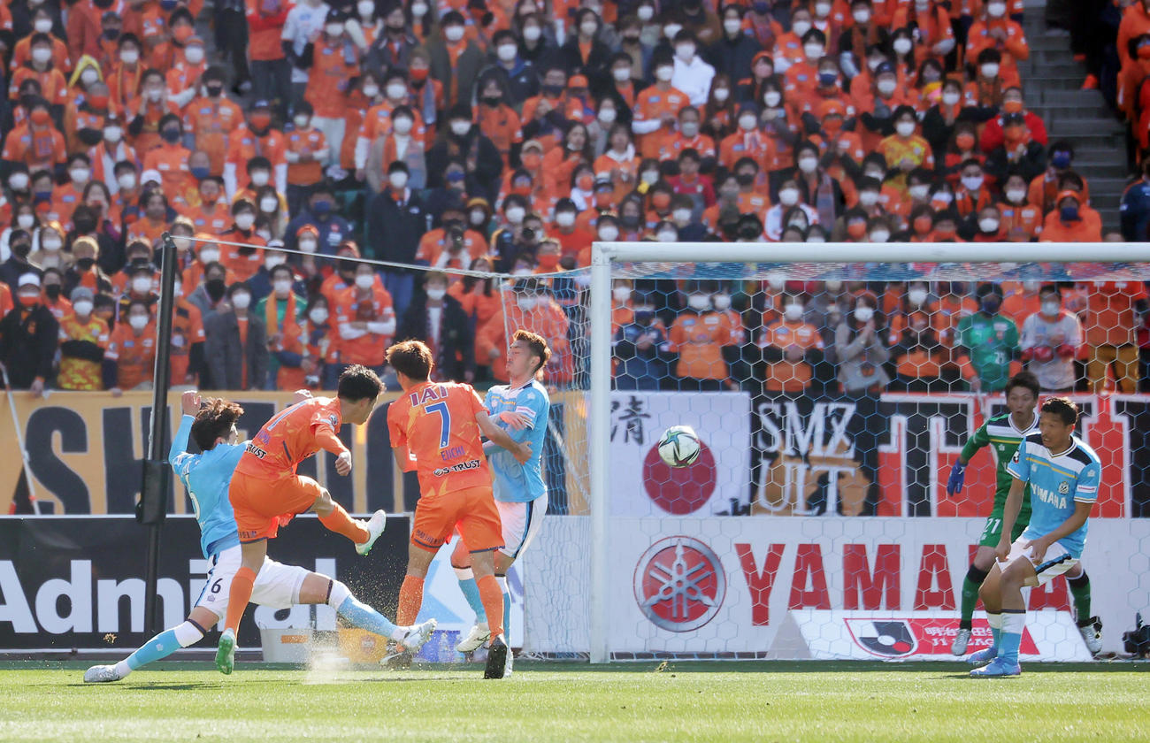 磐田対清水　後半、ゴールを決める清水中山（撮影・野上伸悟）