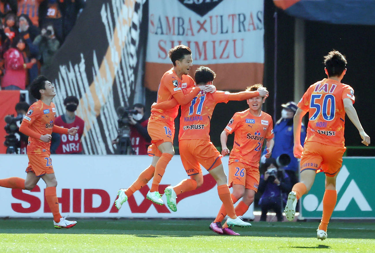 磐田対清水　後半、ゴールを決めた清水中山（中央）は、白崎（中央左）らに祝福される（撮影・野上伸悟）