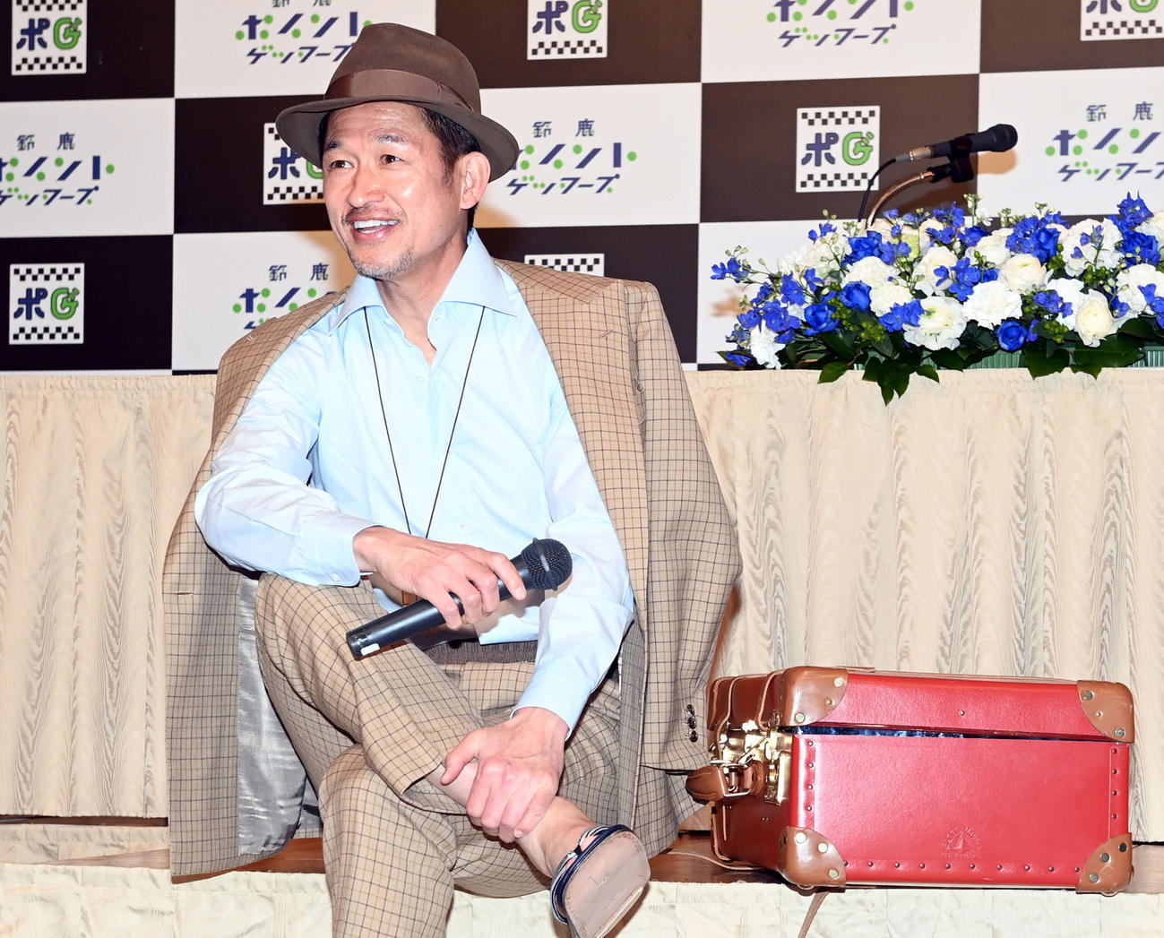 寅さんの格好をしたカズは笑顔で質問に答える（撮影・たえ見朱実）
