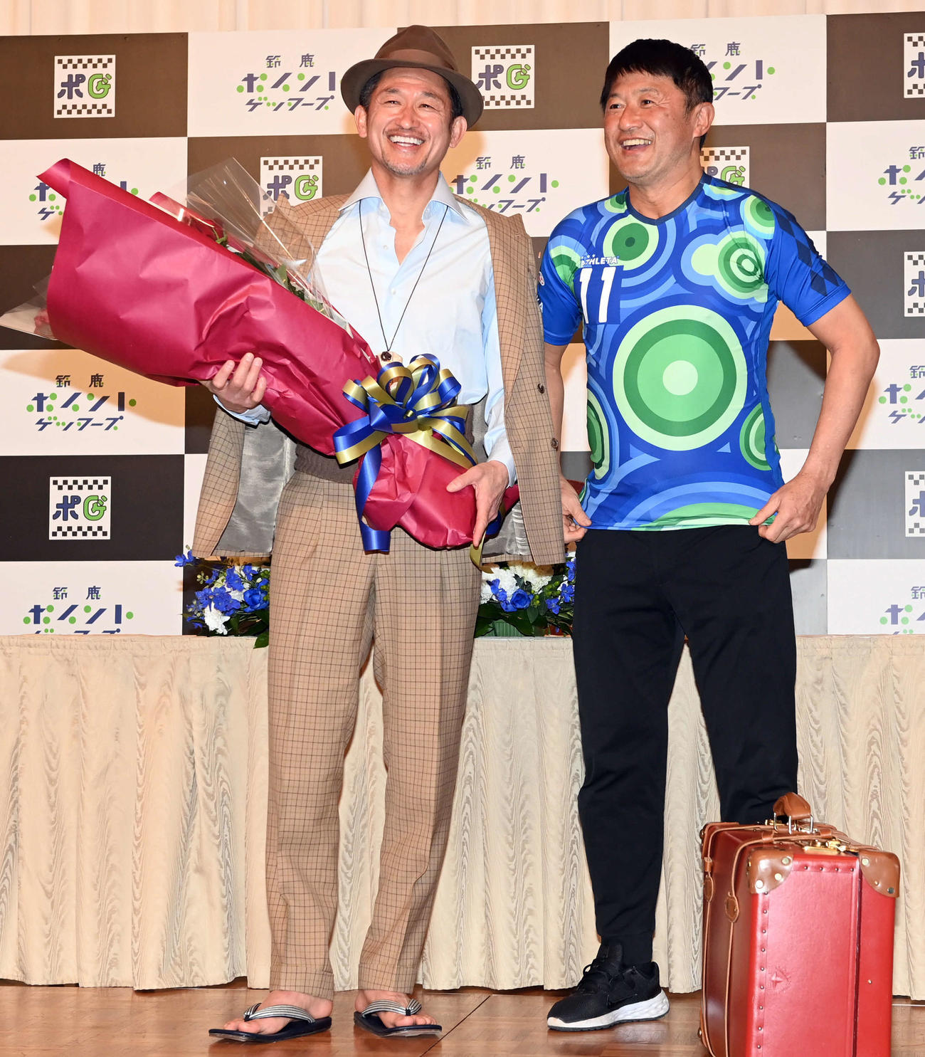 55本のバラの花束を武田修宏氏（右）から贈られ笑顔を見せるJFL鈴鹿カズ（撮影・たえ見朱実）