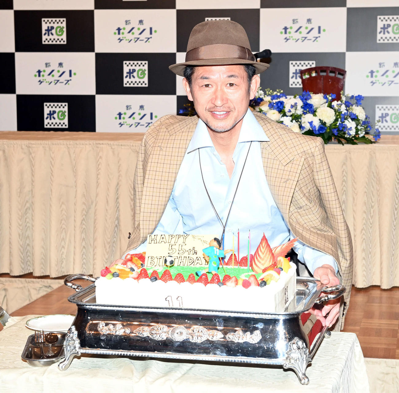 この日55歳の誕生日を迎えたJFL鈴鹿カズは特大ケーキに笑顔を見せる（撮影・たえ見朱実）