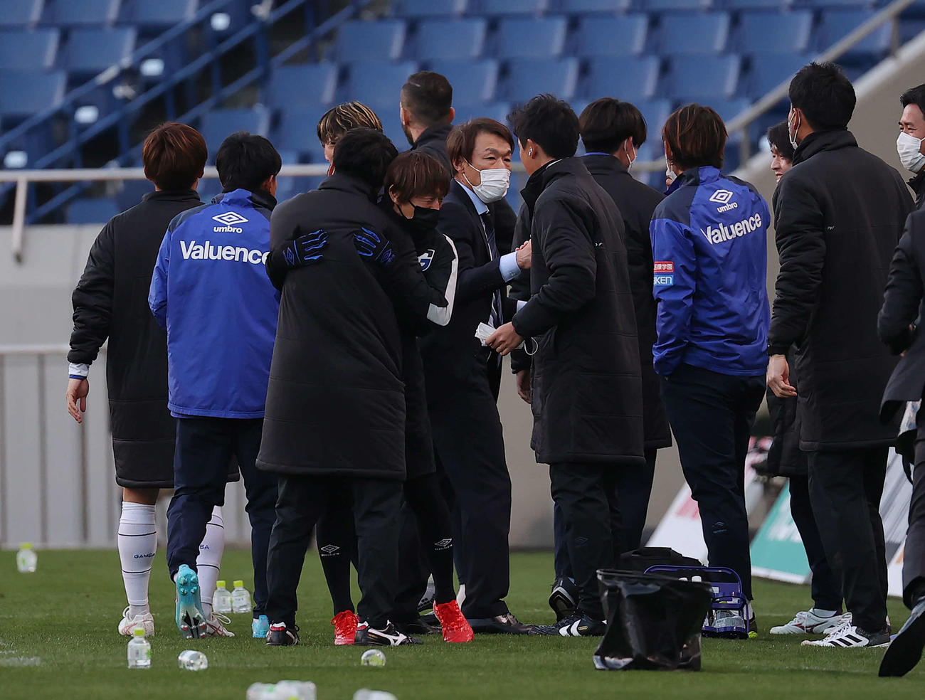 浦和対G大阪　浦和を下し、ベンチで喜び合うG大阪片野坂監督（中央）（撮影・河野匠）