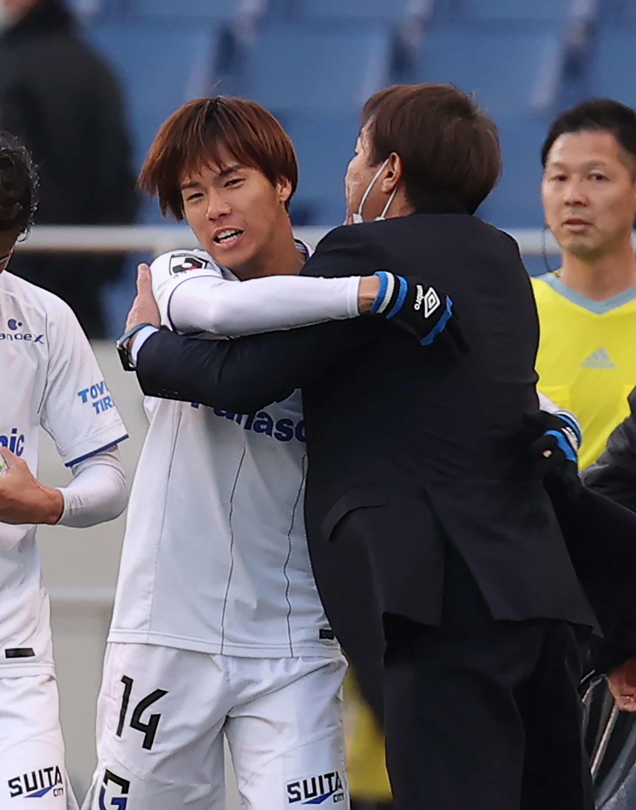 浦和対G大阪　後半、先制ゴールを決めたG大阪福田（左）は片野坂監督と喜び合う（撮影・河野匠）