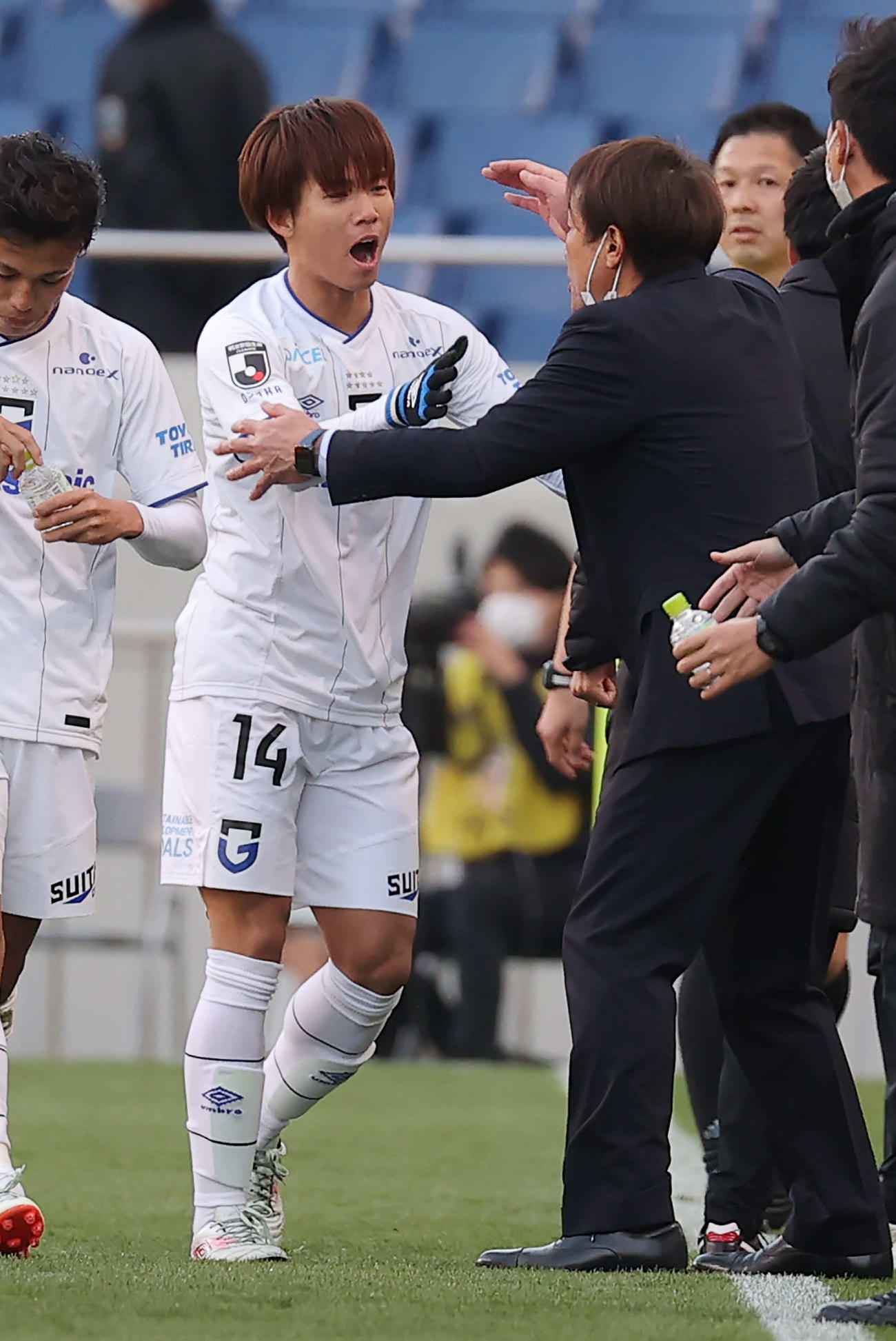 浦和対G大阪　後半、先制ゴールを決めたG大阪福田（左）は片野坂監督と喜び合う（撮影・河野匠）