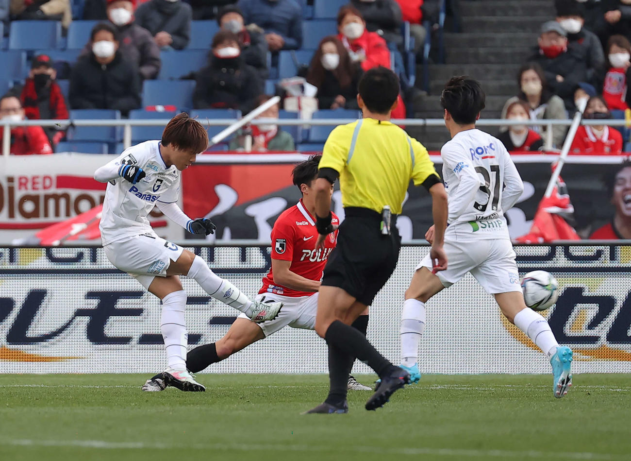 浦和対G大阪　後半、先制ゴールを決めるG大阪福田（左）（撮影・河野匠）