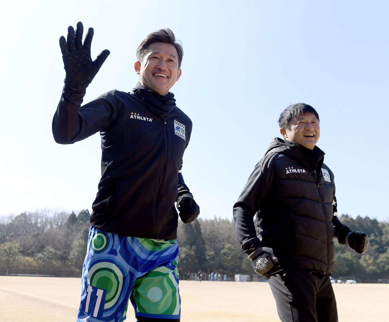 練習試合に先発出場したJFL鈴鹿カズは、武田修宏氏（右）とクールダウン。ファンの声援に手を振って応える（撮影・たえ見朱実）