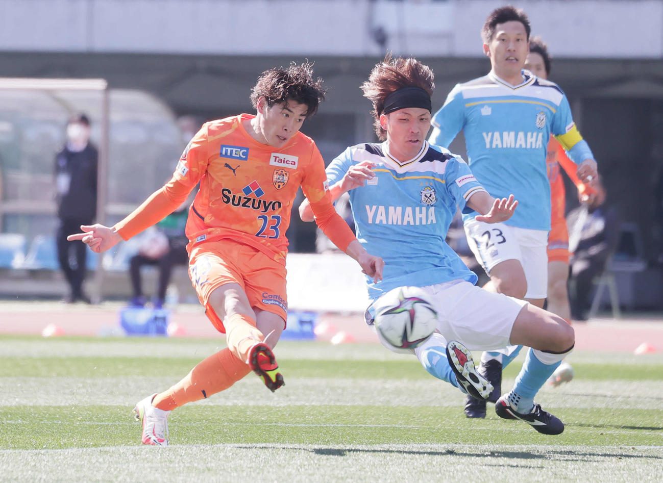 磐田対清水　前半、先制ゴールを決める清水鈴木唯。右は磐田山本義（撮影・野上伸悟）