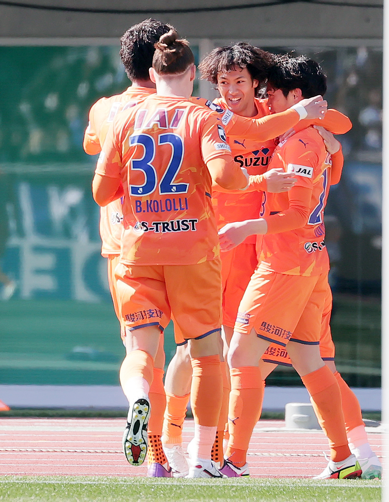 磐田対清水　前半、先制ゴールを決め喜ぶ清水鈴木唯人（右）（撮影・野上伸悟）