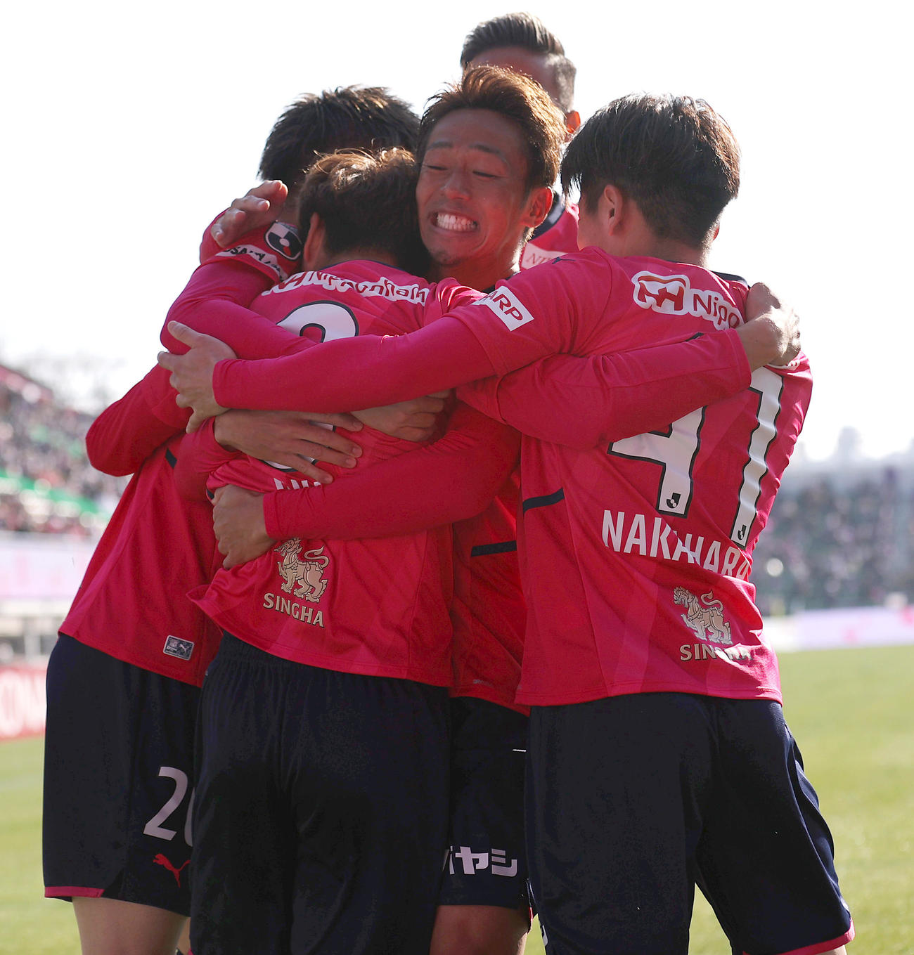 C大阪対京都　後半、C大阪清武（中央）は同点ゴールを決めたC大阪乾（手前）に抱きついて喜ぶ（撮影・上山淳一）