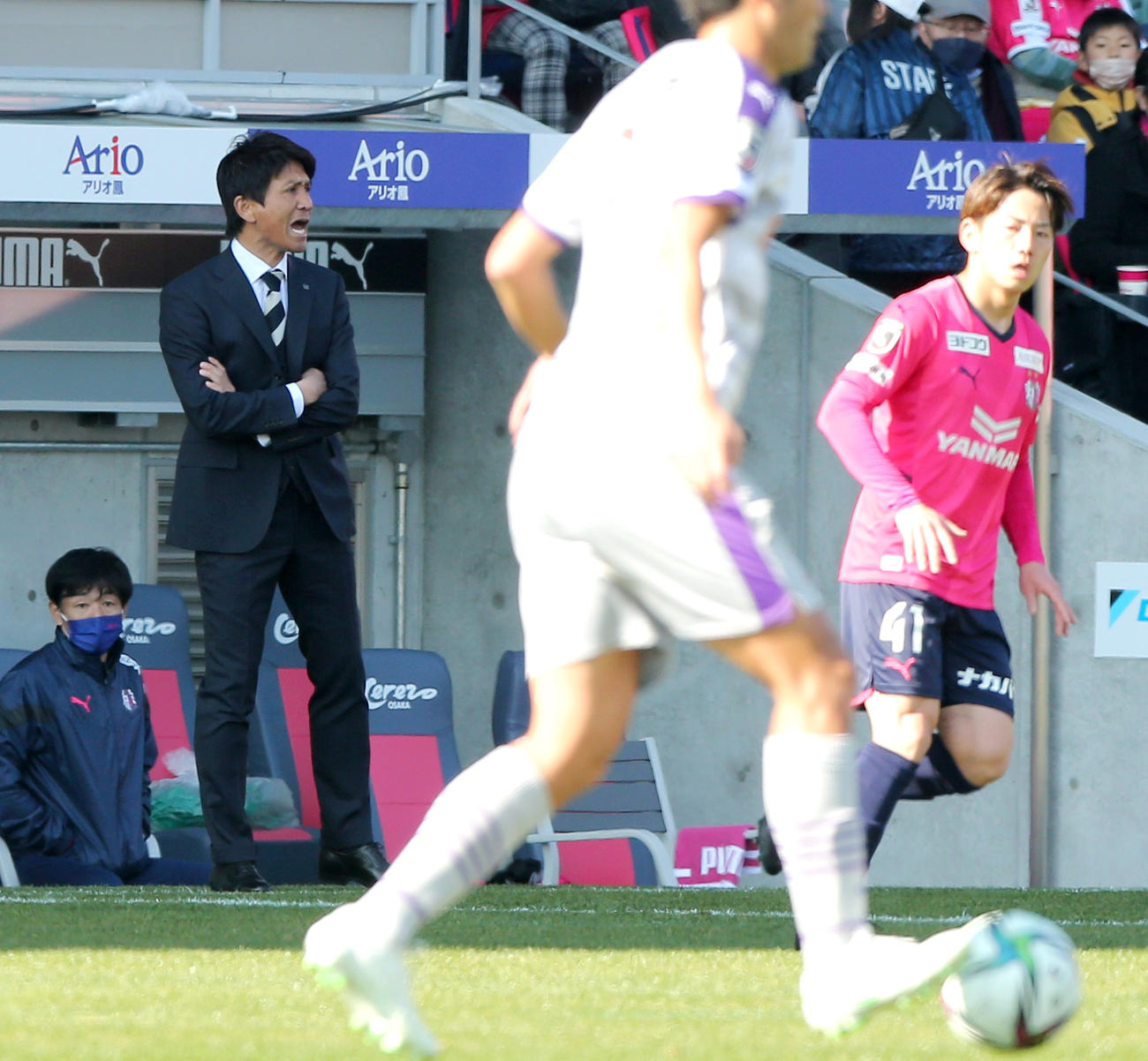 C大阪対京都　前半、前半、C大阪・小菊監督（左から2人目）は選手へ指示を出す（撮影・上山淳一）