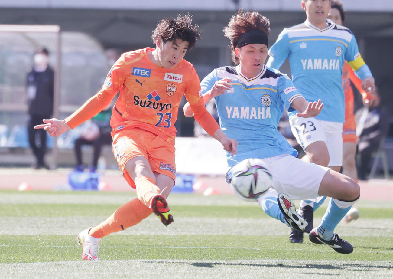 前半、先制ゴールを決める清水鈴木唯。右は磐田山本義（撮影・野上伸悟）