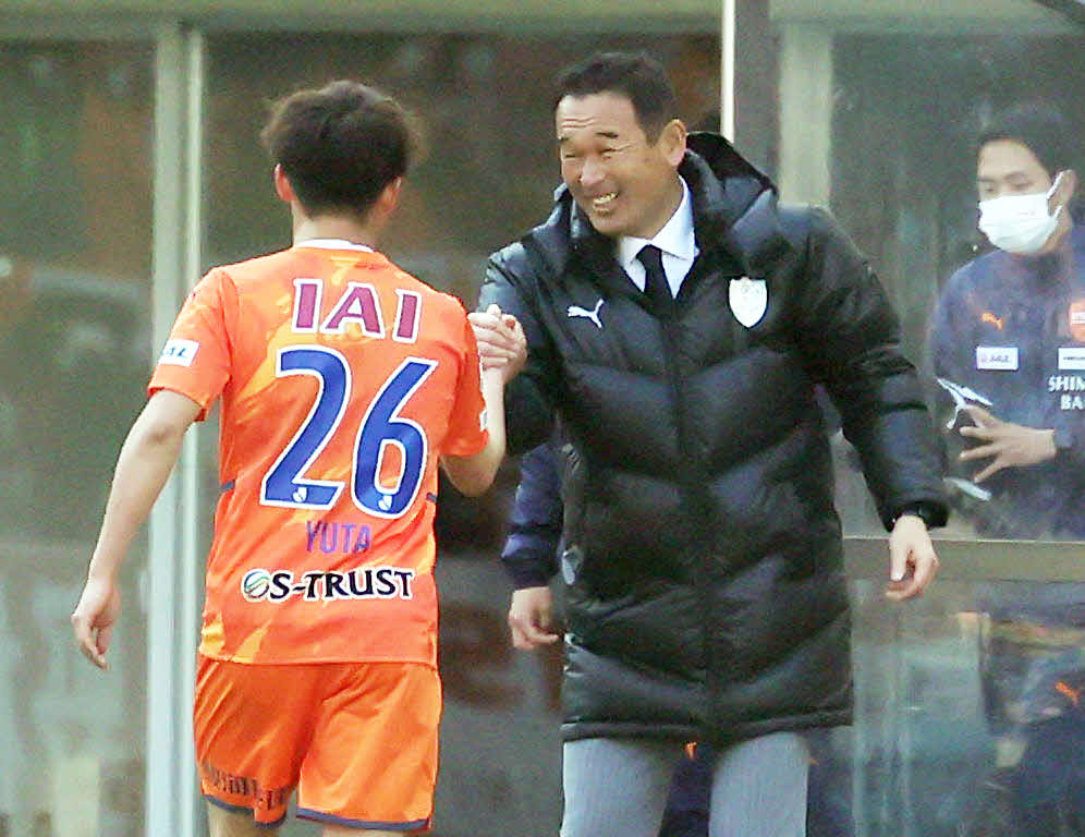 後半、交代した滝（右）をねぎらう清水平岡監督（撮影・野上伸悟）