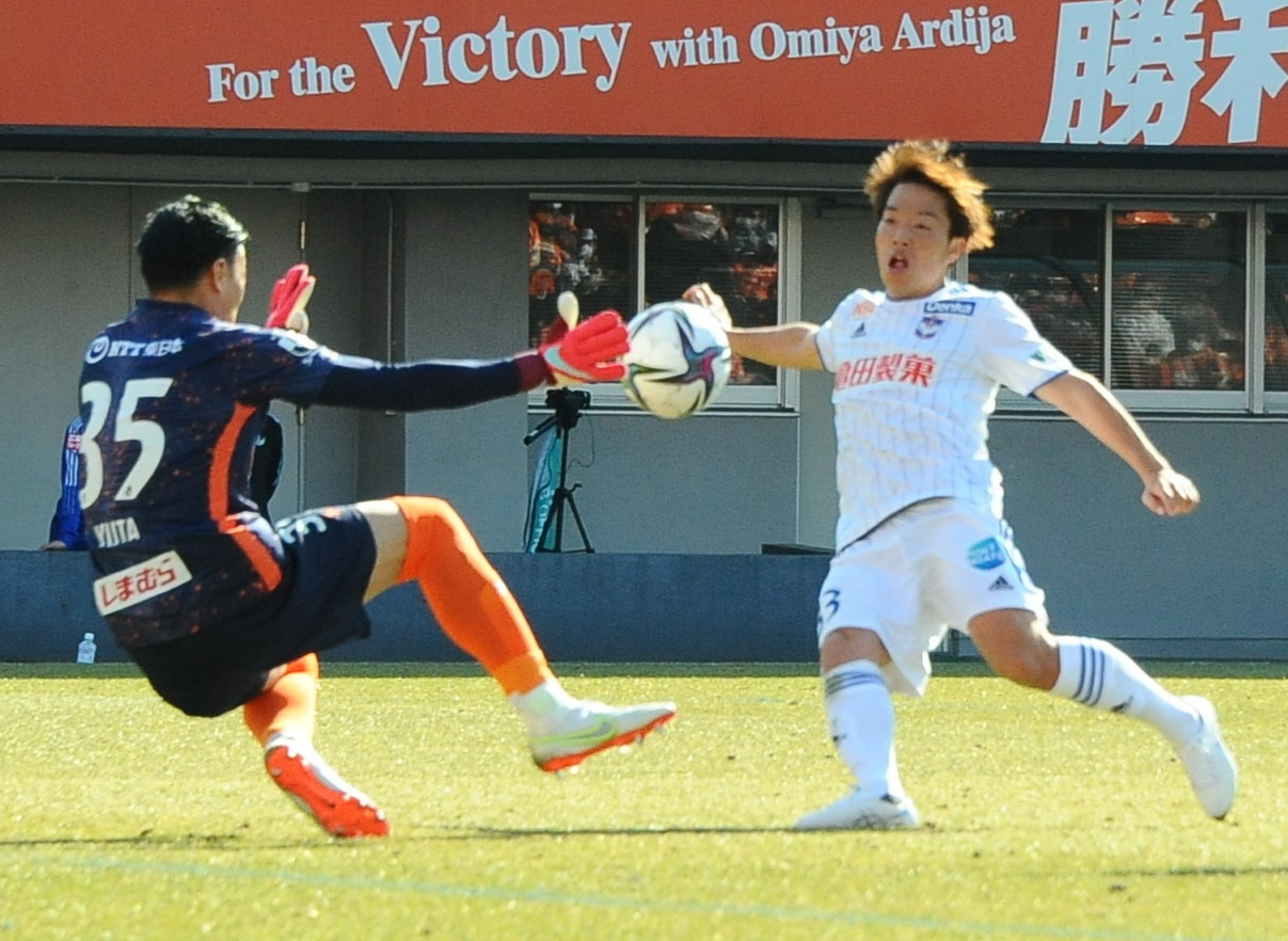 0－2の後半23分にGKの上を越えるシュートで1点を返す高木（中央）
