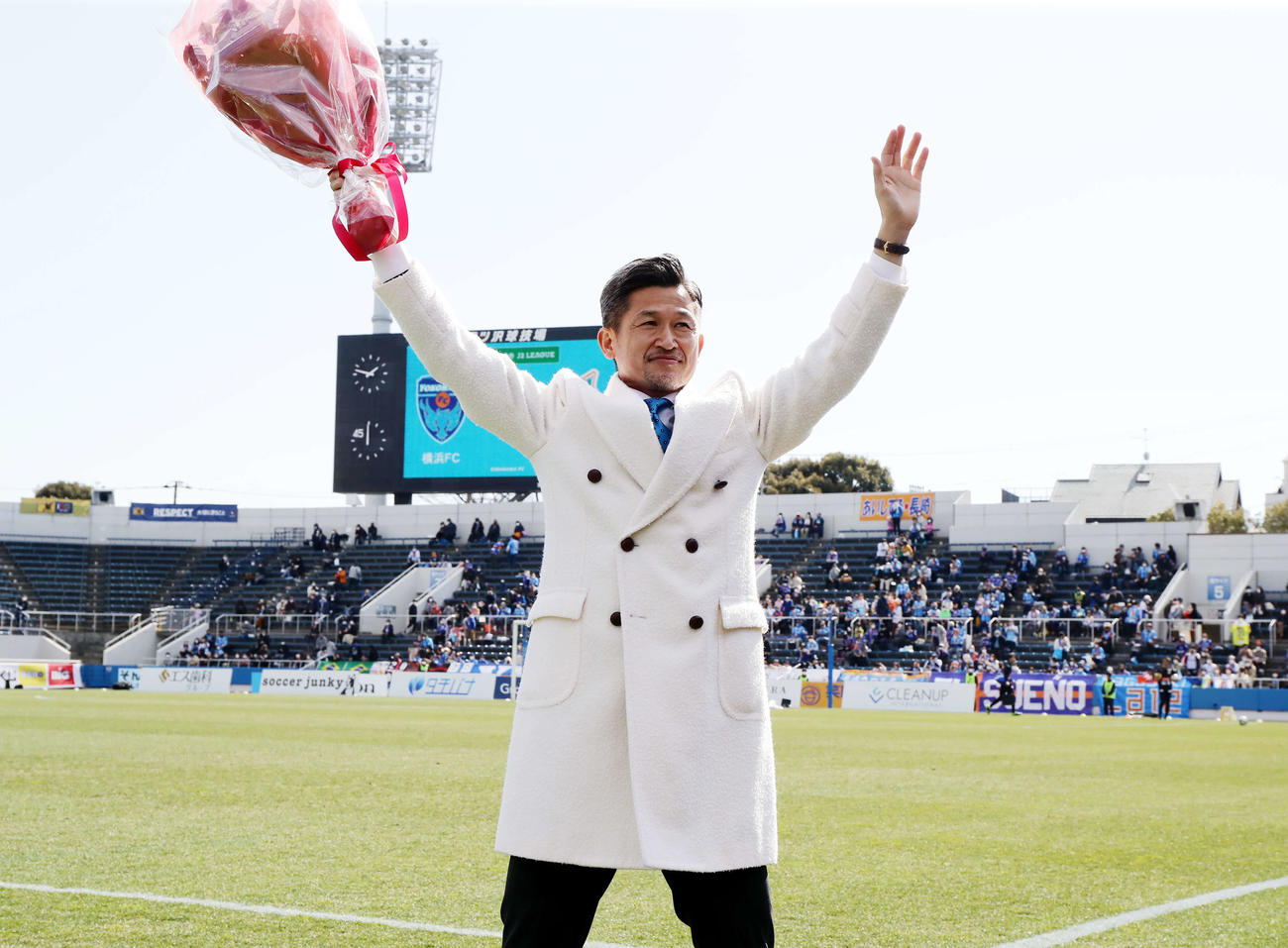 横浜FC対長崎　古巣横浜FCにあいさつに訪れたJFL鈴鹿カズは花束を贈られ笑顔で手を振る（撮影・浅見桂子）
