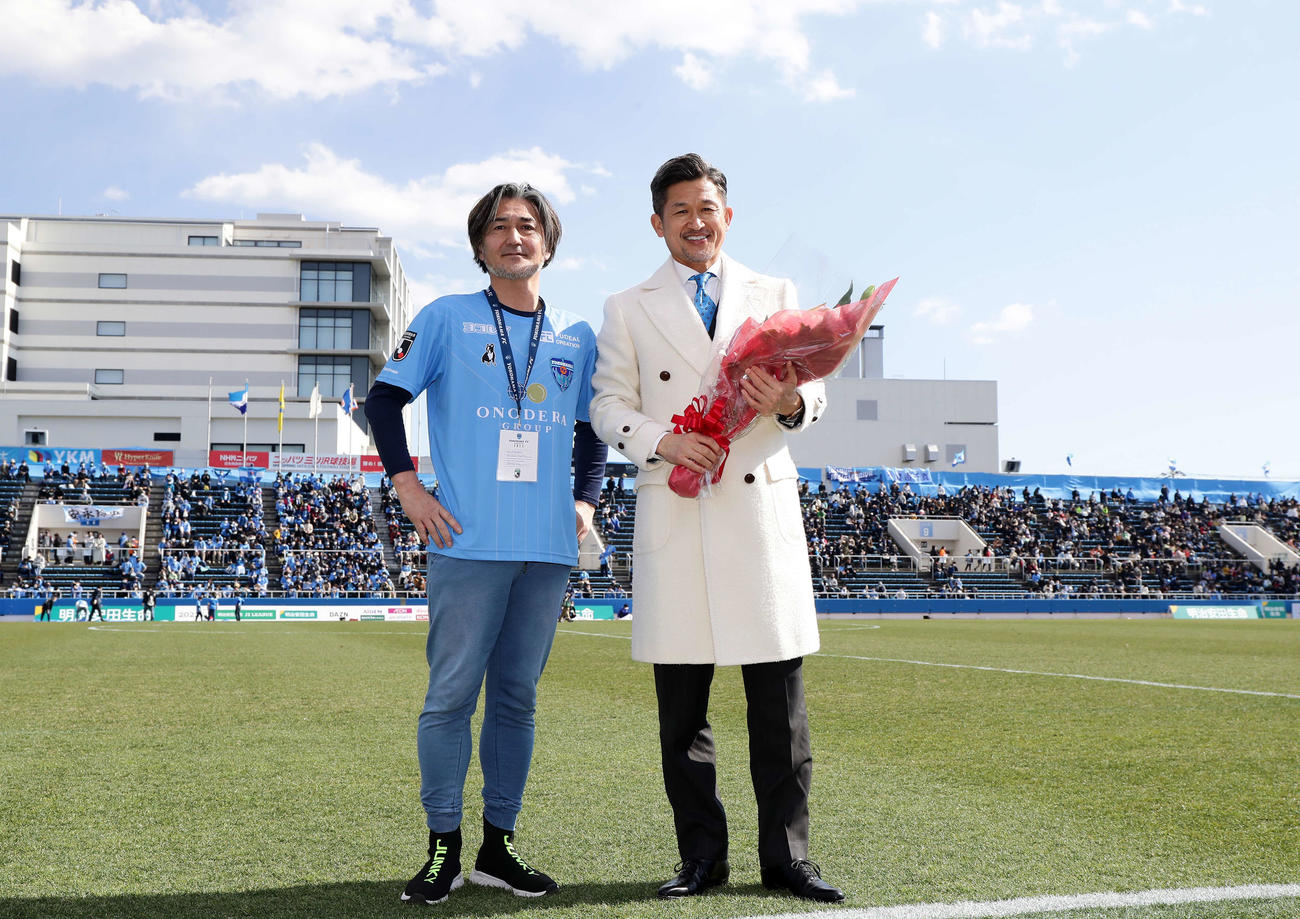 横浜FC対長崎　古巣横浜FCにあいさつに訪れたJFL鈴鹿カズ（右）は花束を贈られ笑顔を見せる（撮影・浅見桂子）