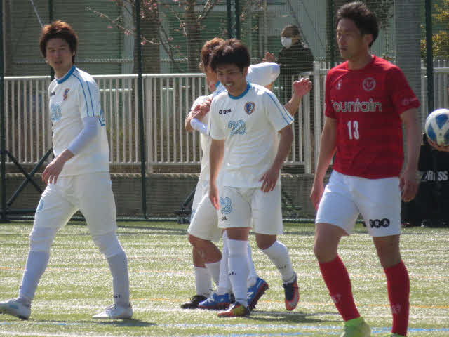 後半30分に南葛SC宮沢（中央）がPKからゴールを決め、笑顔を見せる