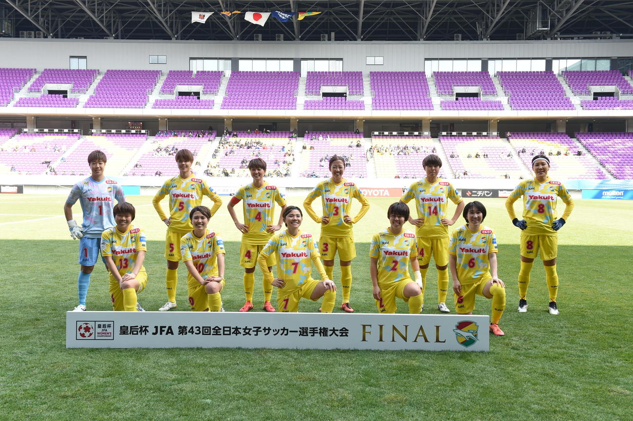 皇后杯決勝前に集合写真に収まるジェフユナイテッド市原・千葉レディース（JFA提供）