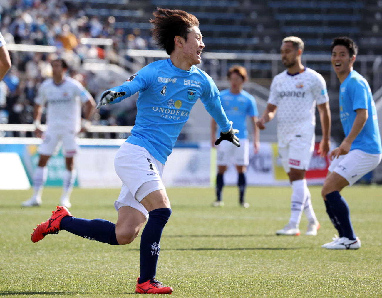 横浜FC対長崎　前半、先制ゴールを決め喜ぶ横浜FC斎藤（撮影・浅見桂子）