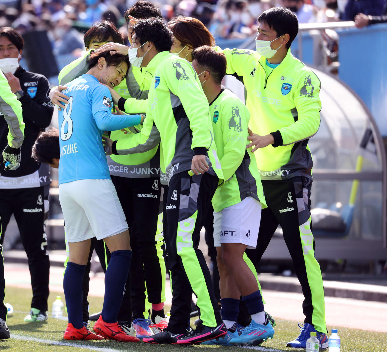 横浜FC対長崎　前半、先制ゴールを決めた横浜FC斎藤（左）はベンチの選手に祝福される（撮影・浅見桂子）