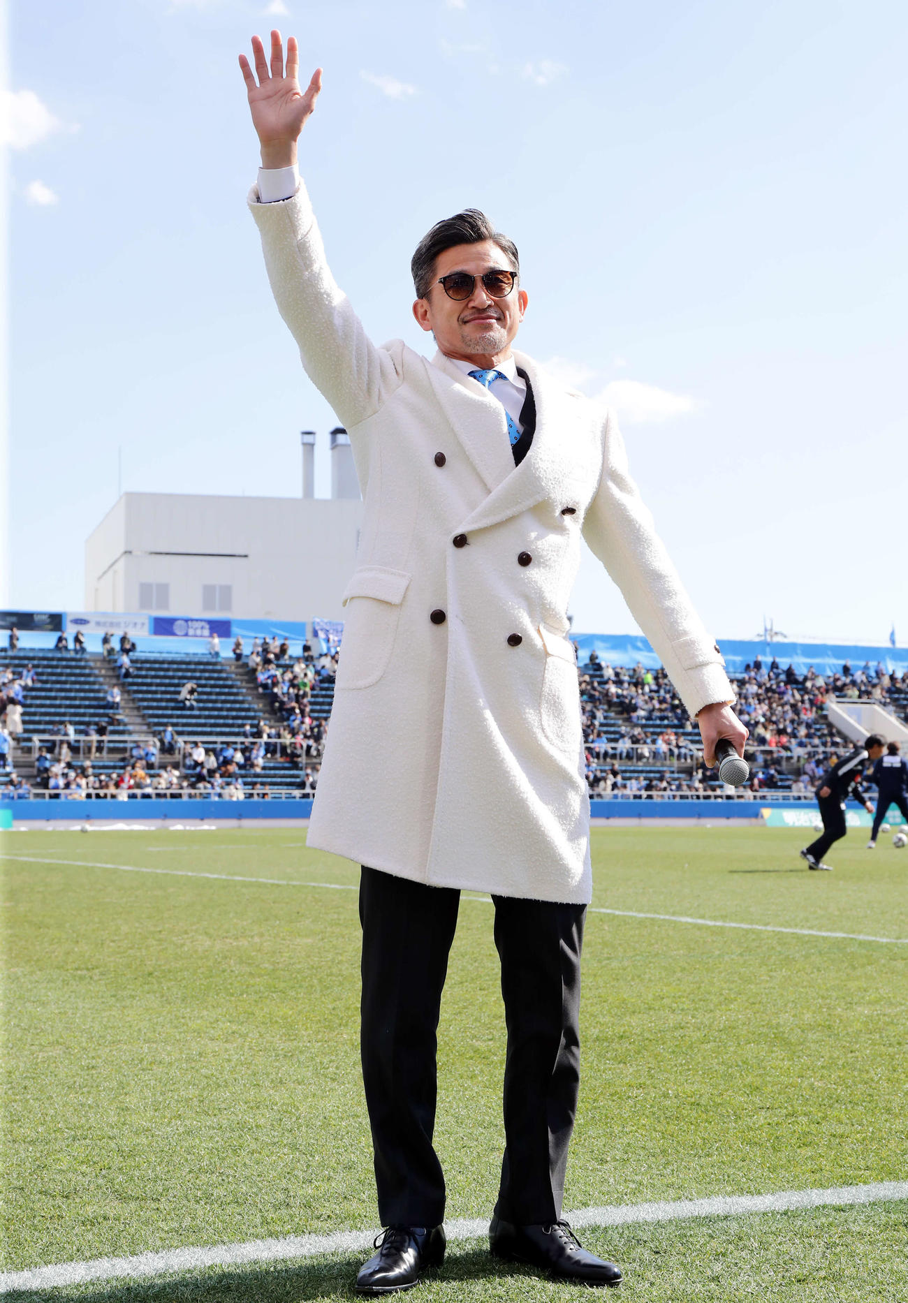 横浜FC対長崎　古巣横浜FCを訪れ、笑顔で手を振るJFL鈴鹿カズ（撮影・浅見桂子）