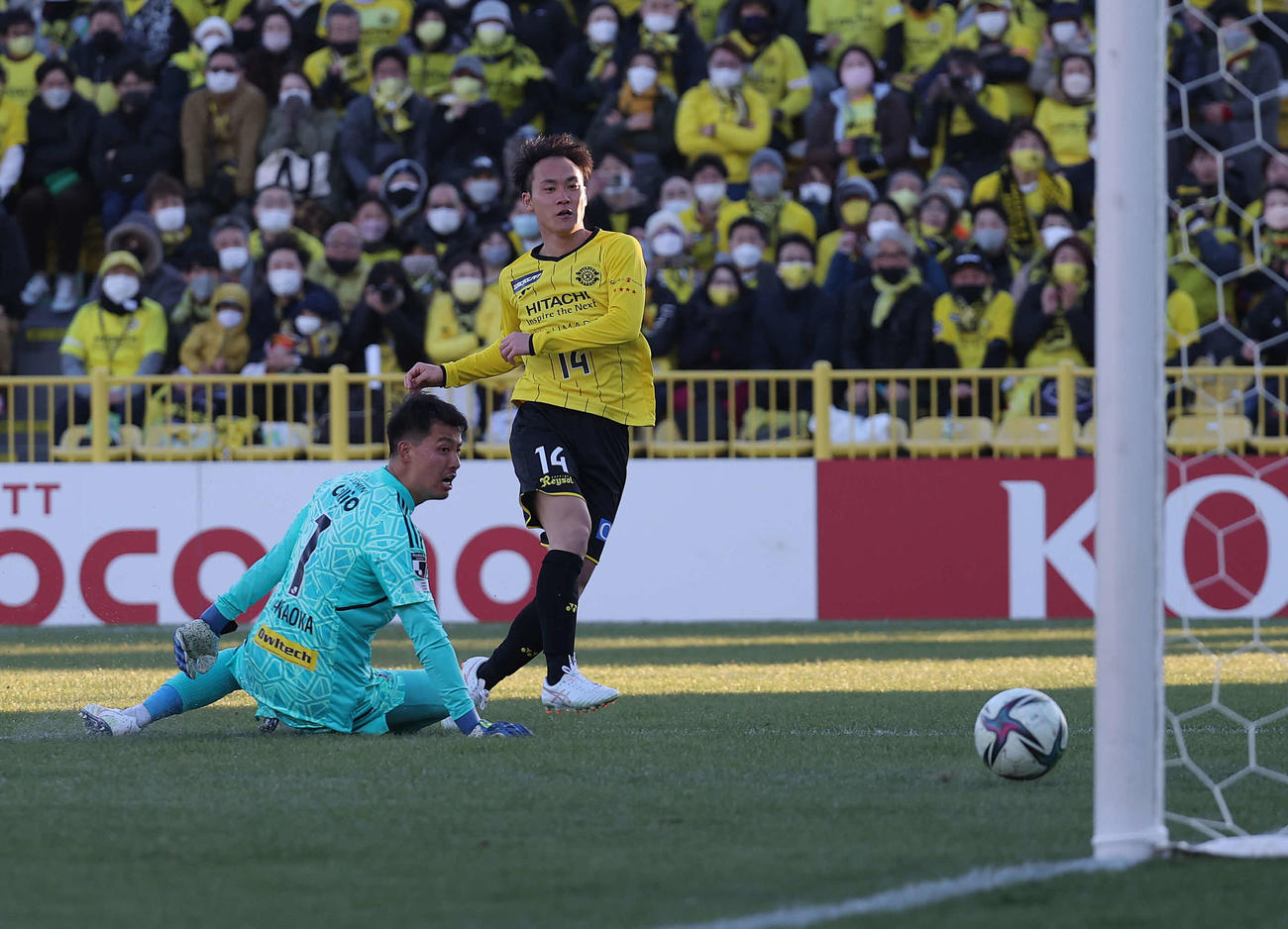 柏対横浜　後半、チーム3点目を決める柏小屋松。左はGK高丘（撮影・河野匠）