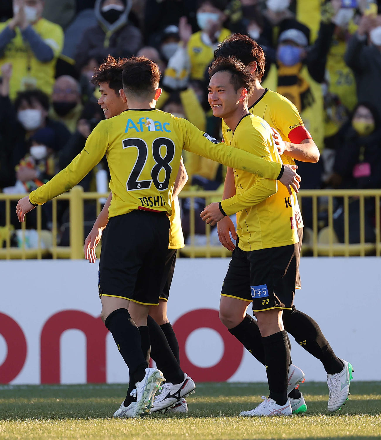 柏対横浜　後半、チーム3点目のゴールを決め祝福される柏小屋松（右手前）（撮影・河野匠）