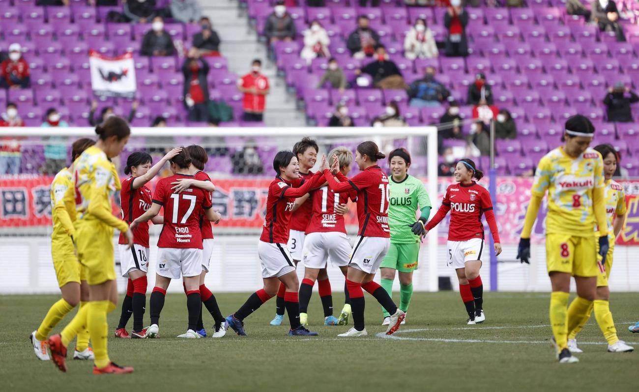 皇后杯初優勝を喜ぶ浦和レッズレディースイレブン（共同）