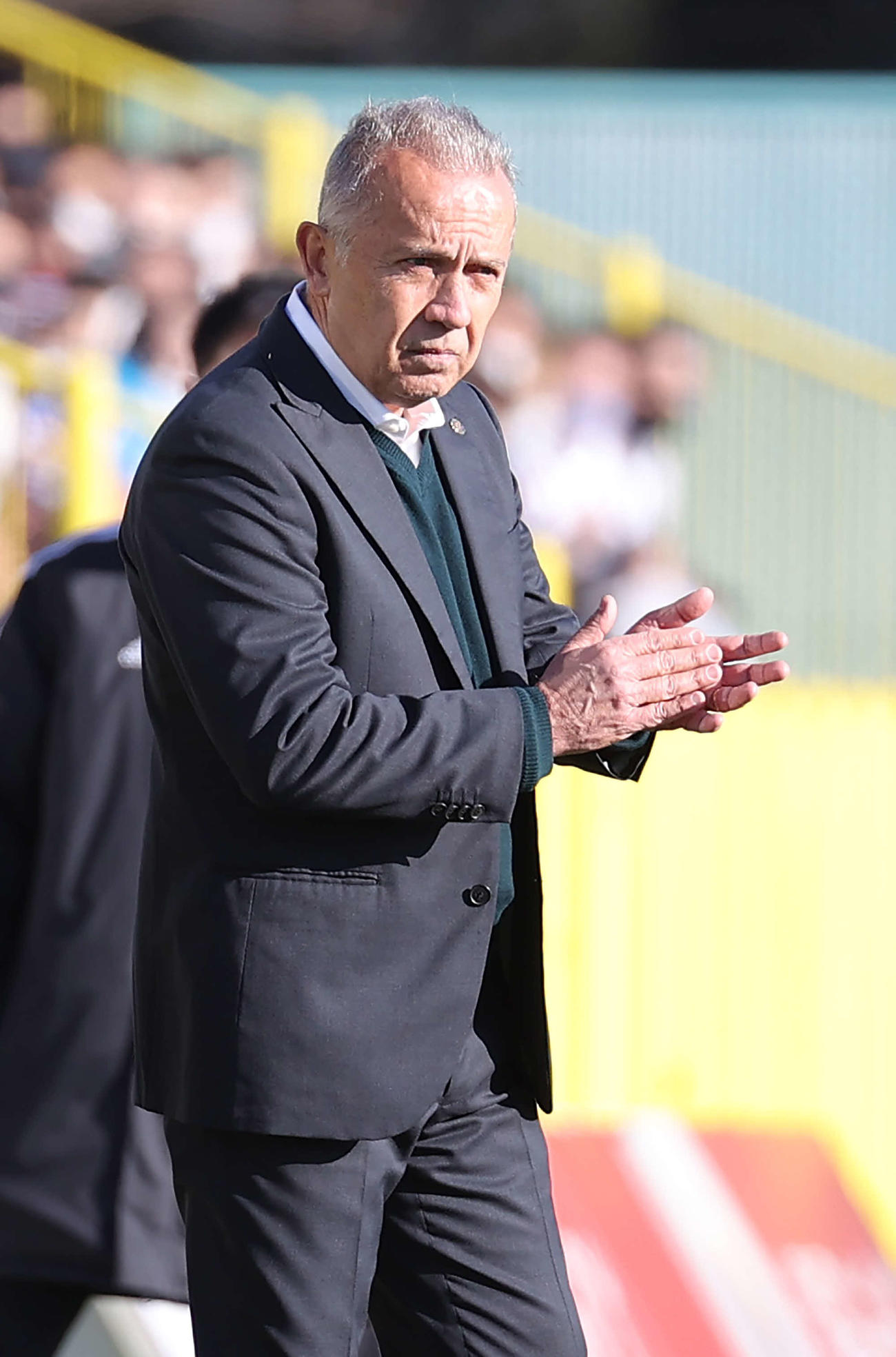 J1第2節　柏対横浜　前半、ベンチ前で手をたたく柏ネルシーニョ監督（撮影・河野匠）