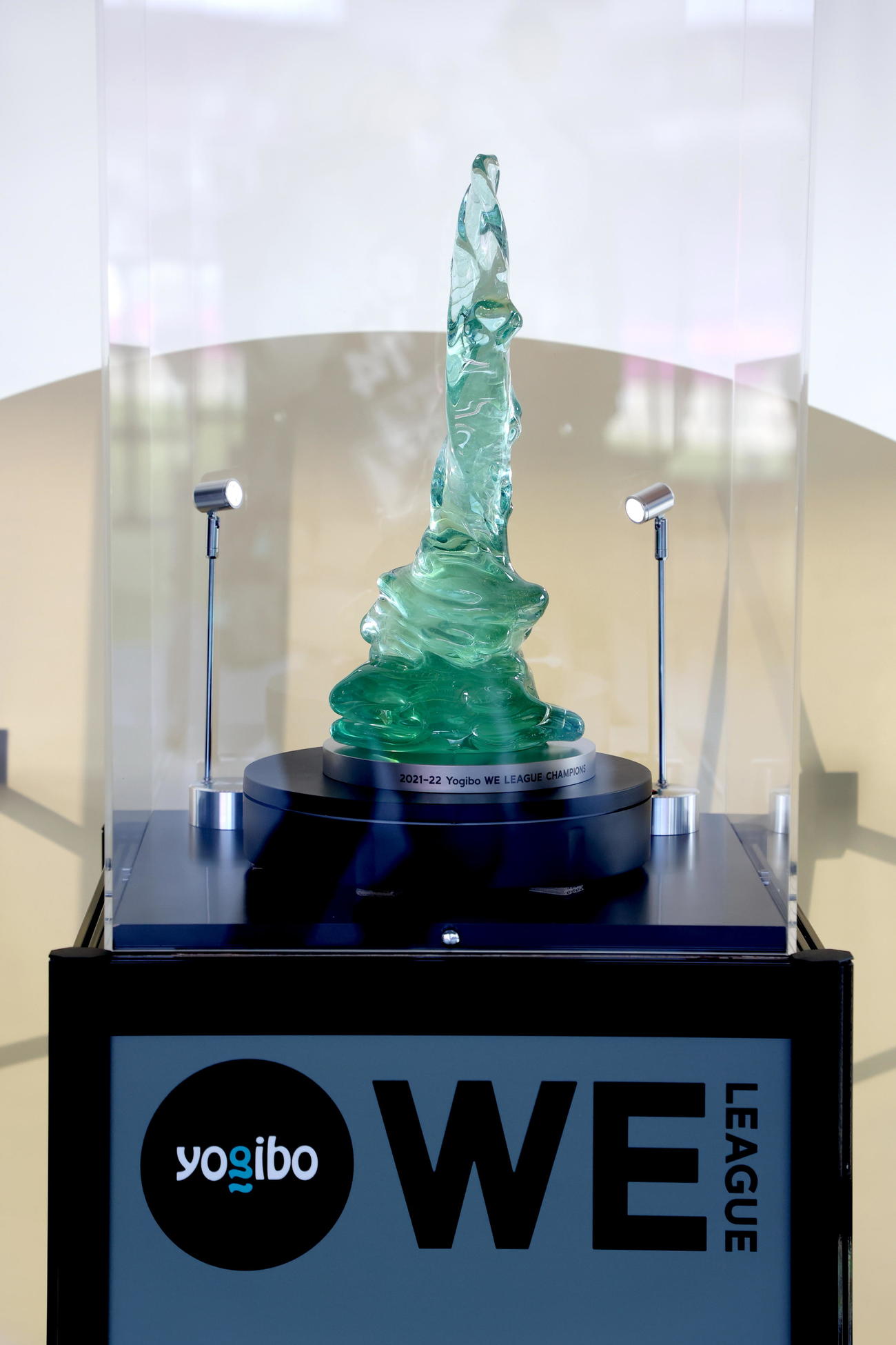 皇后杯決勝で初披露された「Yogibo WEリーグ」優勝トロフィーの「Women Empowerment Trophy」（JFA提供）