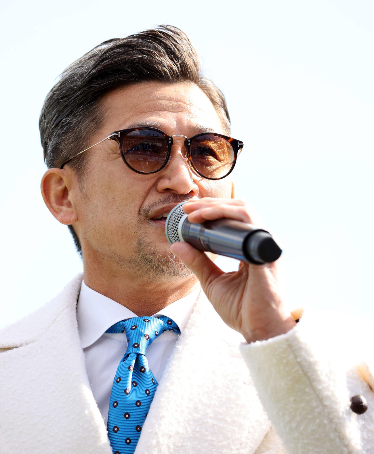 ニッパツを訪れあいさつするJFL鈴鹿カズ（撮影・浅見桂子）