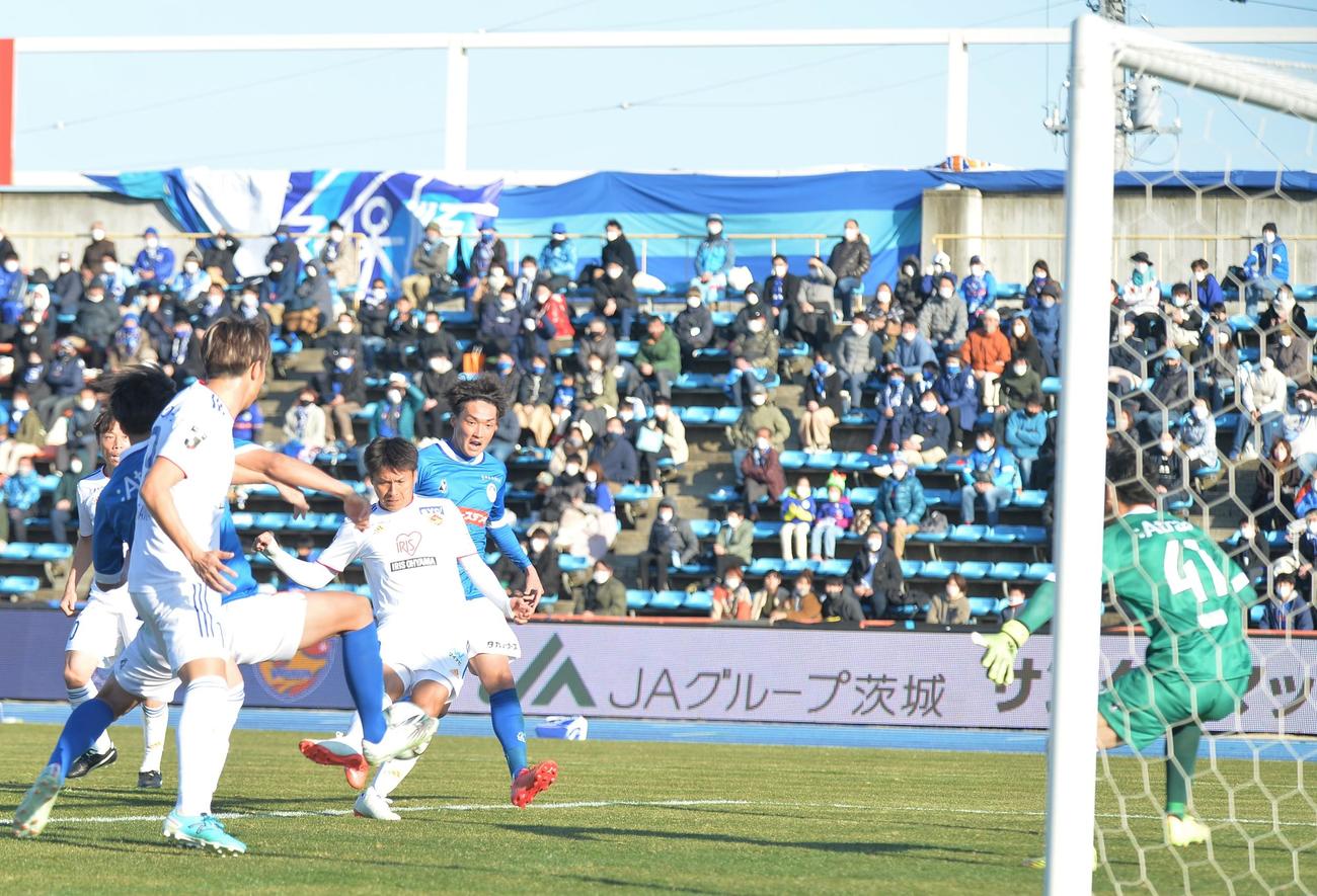 後半ロスタイム、遠藤（中央）は右足で決勝ゴールを決める（撮影・佐藤究）