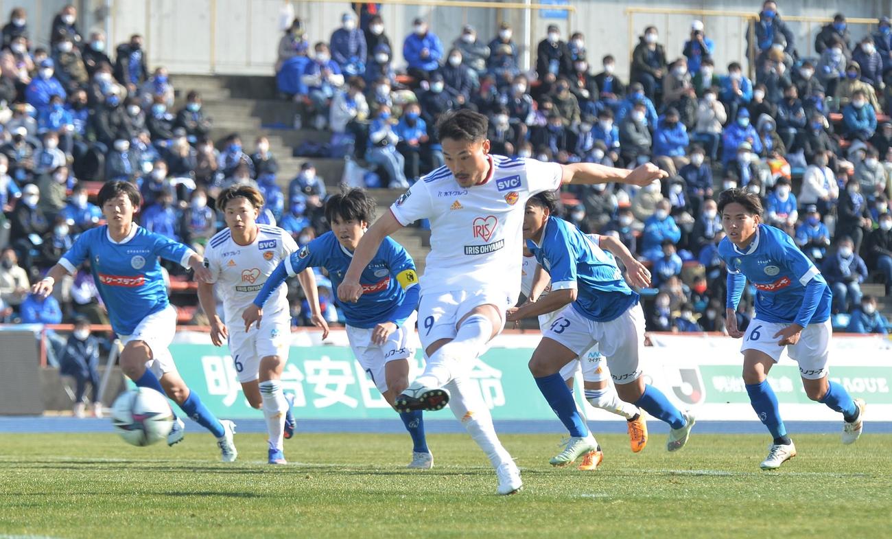 前半34分、冷静にPKを決める中山（中央）
