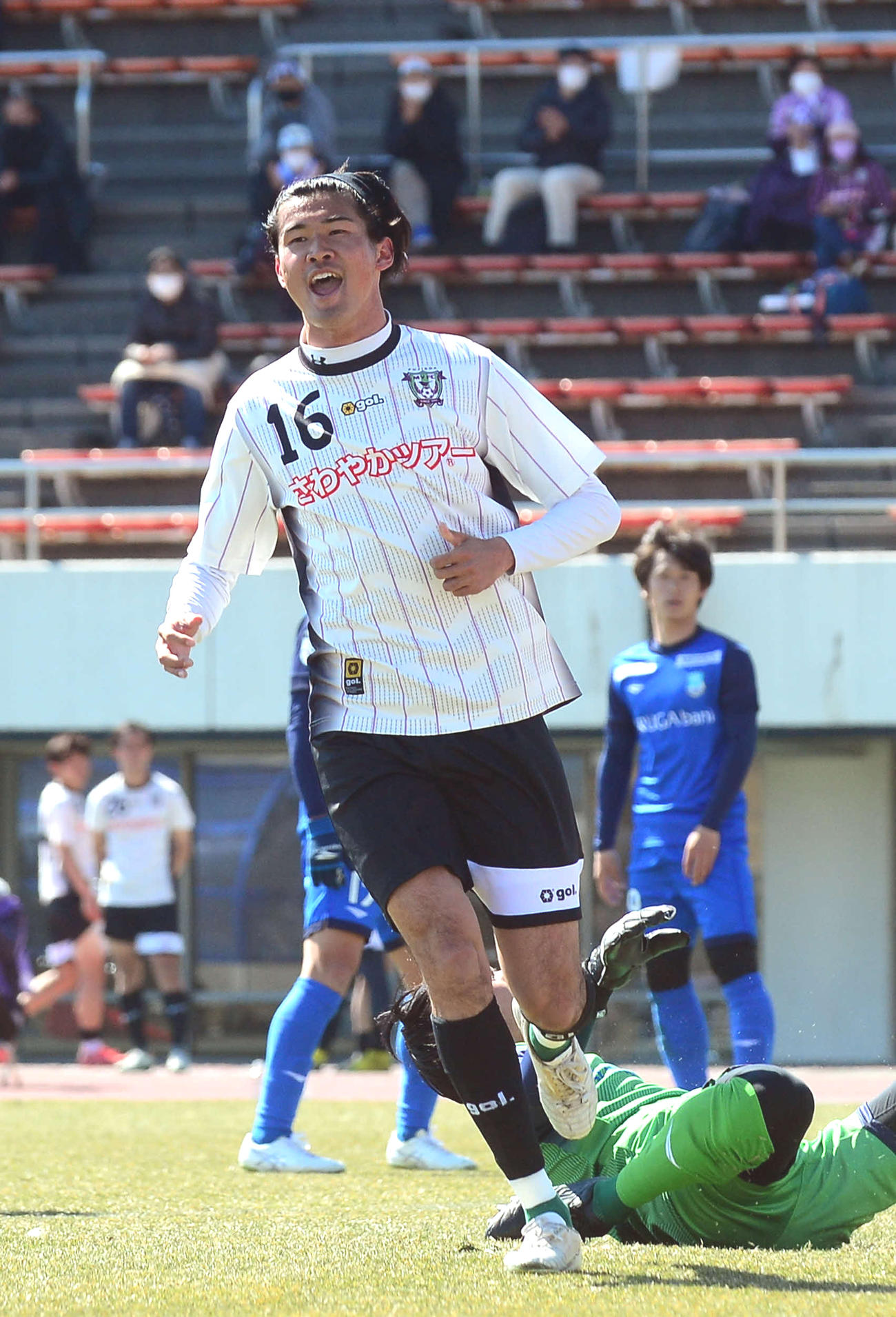 後半35分に決勝点を決め、笑顔を見せる藤枝MF金浦