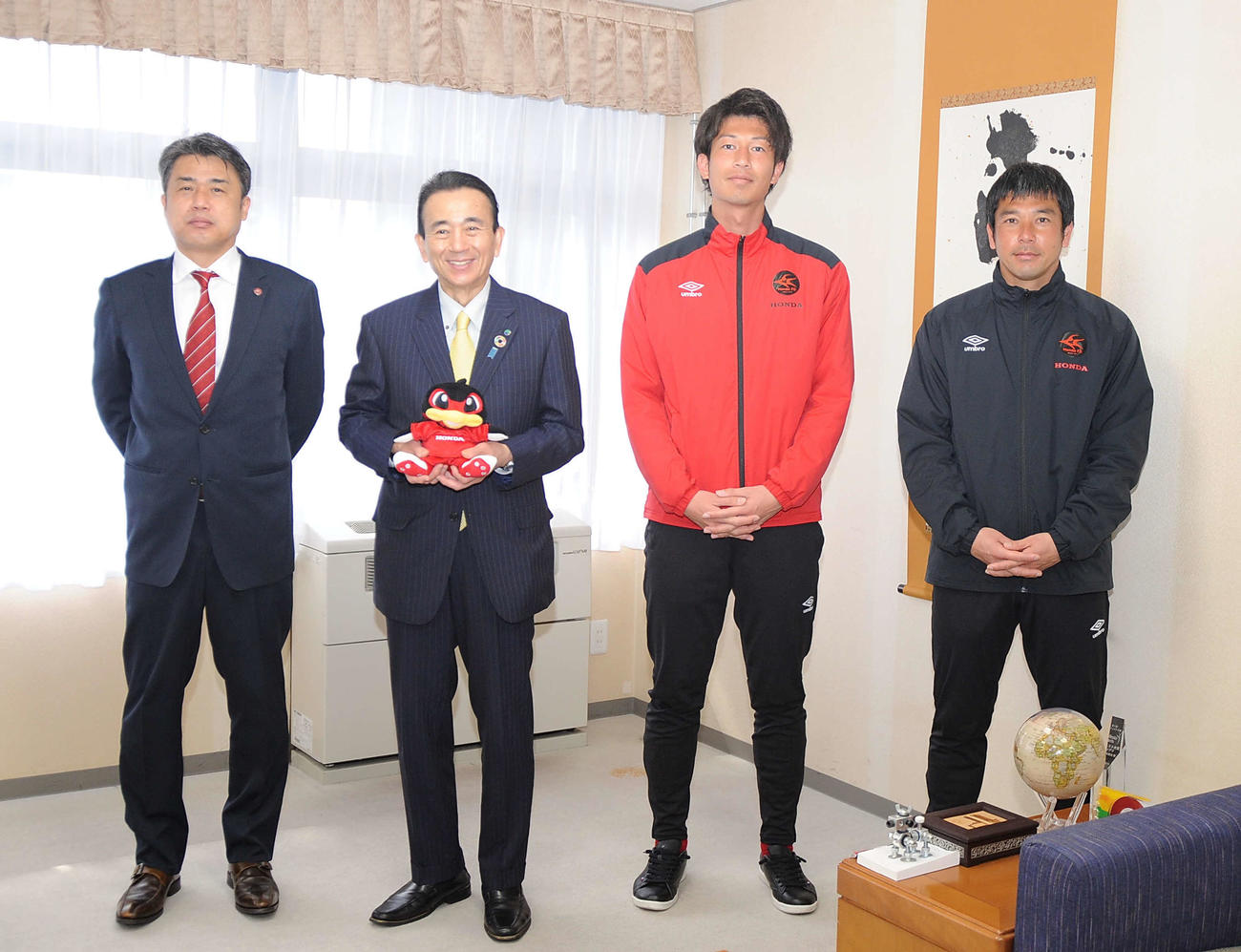 ホンダFCの3人が浜松市役所を表敬訪問。左から稲垣部長、鈴木市長、池松主将、安部監督